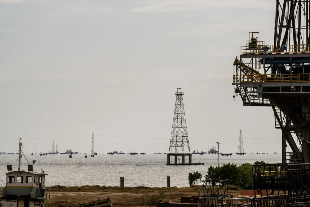 Plataformas petrolíferas en Cabimas, Venezuela. Fotógrafa: Maryorin Mendez/AFP/Getty Images