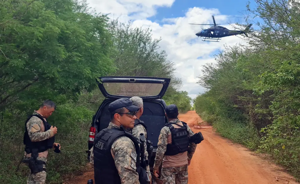 Miembros de la policía continúan con hoy sábado con la búsqueda de dos hombres que huyeron el miércoles de la prisión federal de Mossoró, considerada de máxima seguridad, en el estado de Rio Grande do Norte, en la región noreste del país (Brasil).EFE/ Ney Douglas