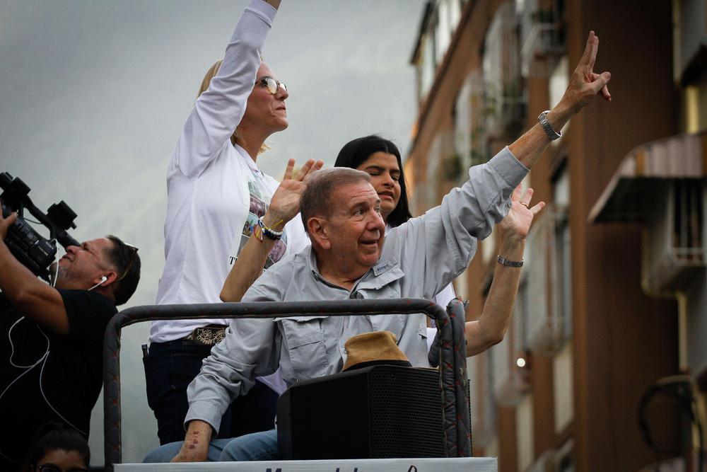 Edmundo González Urrutia saludando durante un mitín de cierre de campaña electoral, en Caracas, (Xinhua/Str)