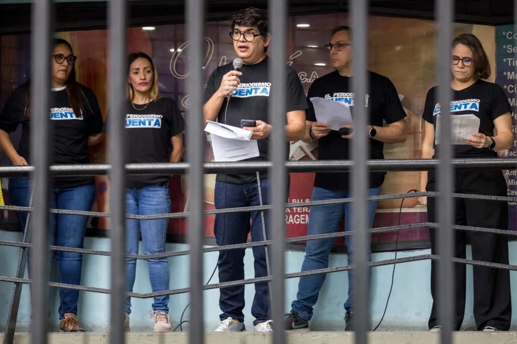 Miembros del SNTP protestan en la Casa Nacional del Periodistas.