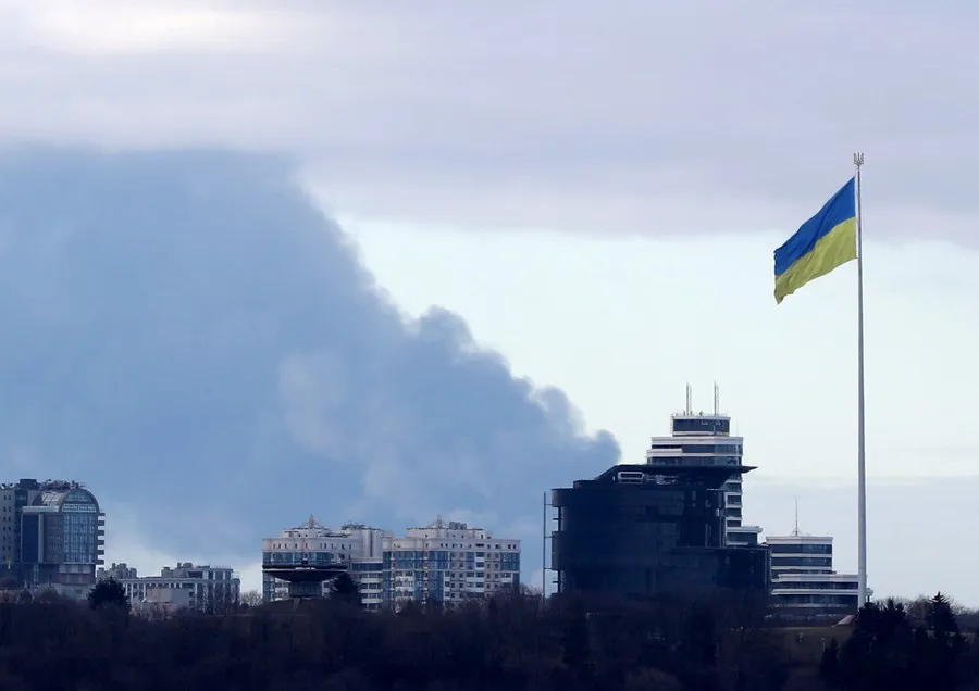 Imagen del 27 de febrero de 2022 de humo elevándose en el cielo, en Kiev, capital de Ucrania. (Xinhua/Lu Jinbo)