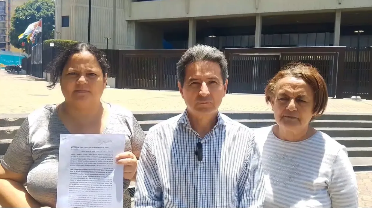 Marino Alvarado, coordinador de Provea, a las afueras del Tribunal Supremo de Justicia