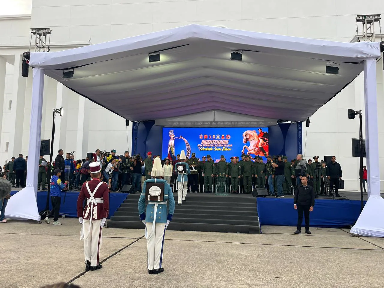 Maduro marcha junto al chavismo en las calles de Caracas.