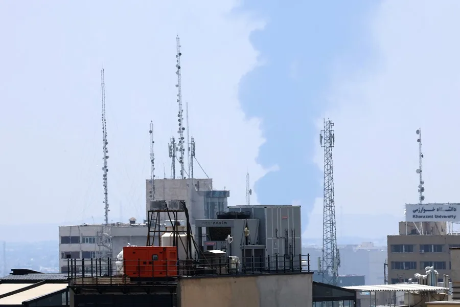 El humo se eleva desde una refinería de petróleo en el sur de Teherán. EFE/EPA/Abedin Taherkenareh 
