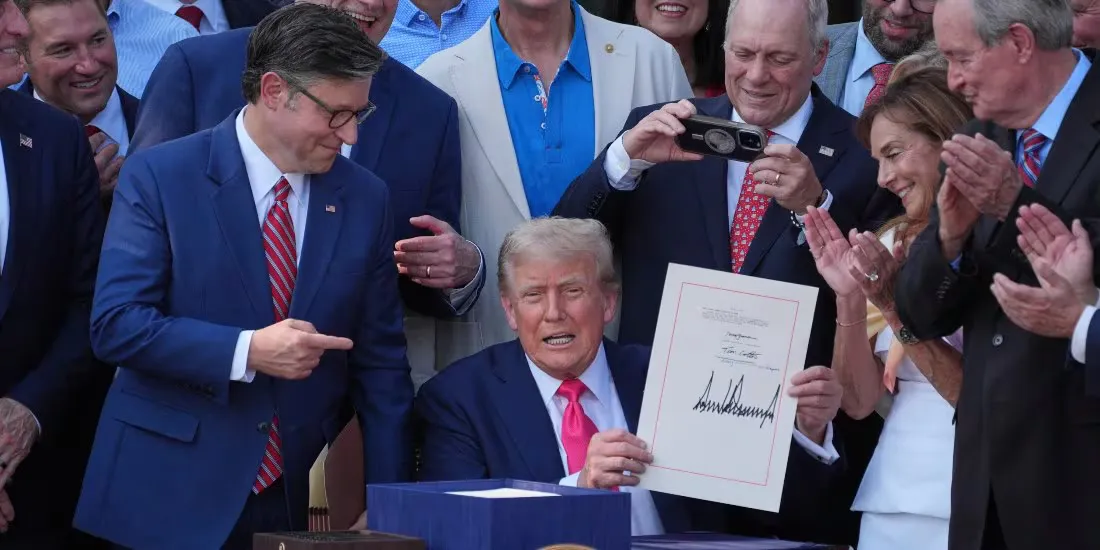 Presidente de Estados Unidos, Donald Trump posa con firma a la ley fiscal. Imagen Cortesía