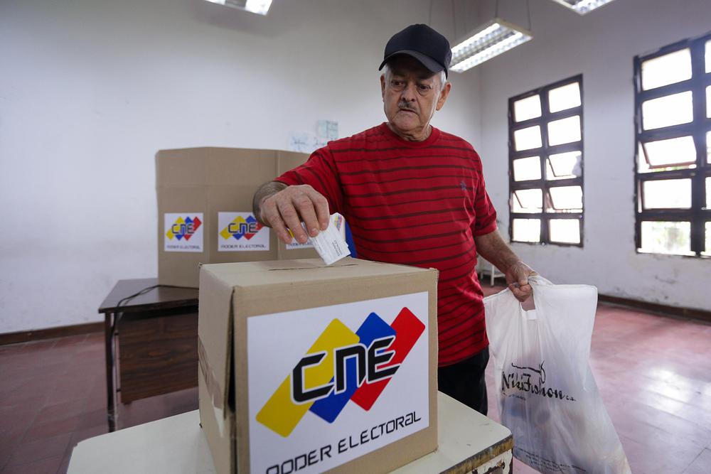 Caraqueños asisten a los centros electorales para partipar del Simulacro Electoral del 30 de julio.  Foto: José Luis Díaz, ElMartilloVen.
