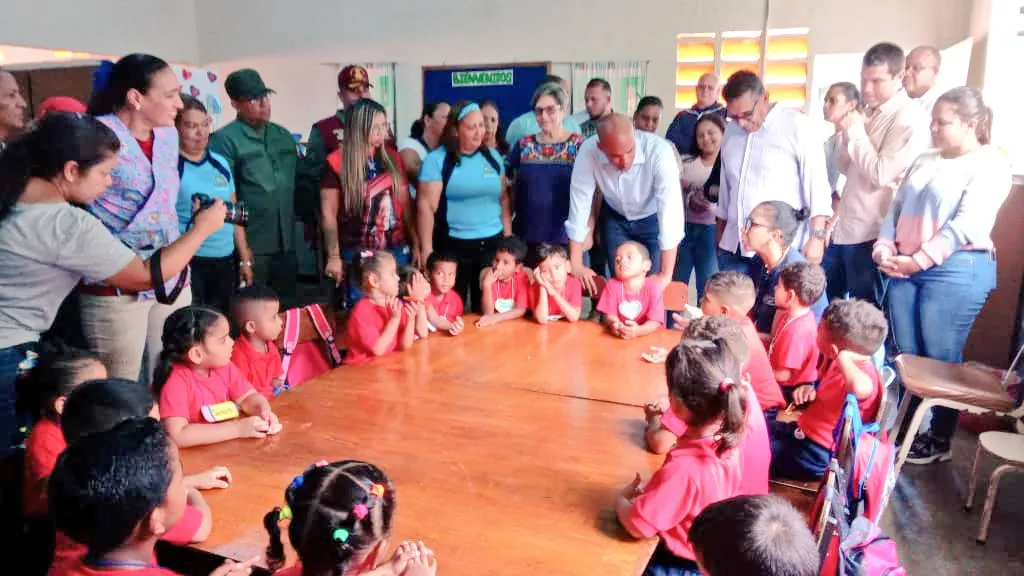 Gobernador Rodríguez entregó rehabilitada la U.E. Rómulo Gallegos en Paz Castillo.