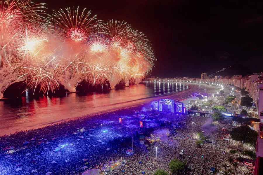 Fuegos artificiales iluminan el cielo sobre la playa de Copacabana, (Xinhua/Gabriel Monteiro)