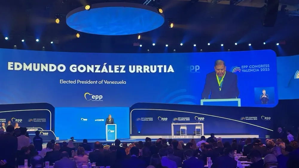 Edmundo González Urrutia durante el Congreso del Partido Popular de España