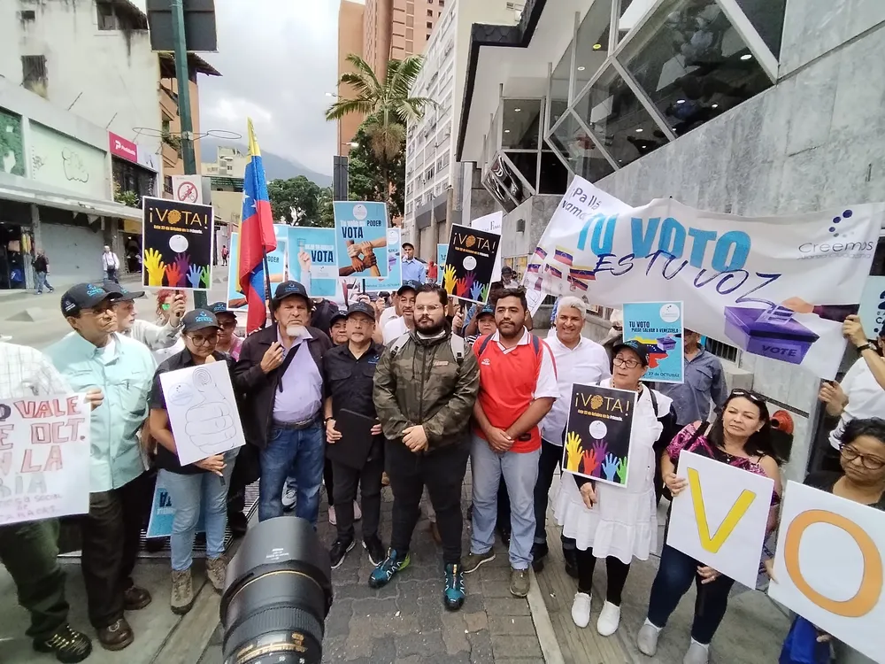 Sociedad Civil realiza caminata para incentivar a los caraqueños al voto en la Primaria