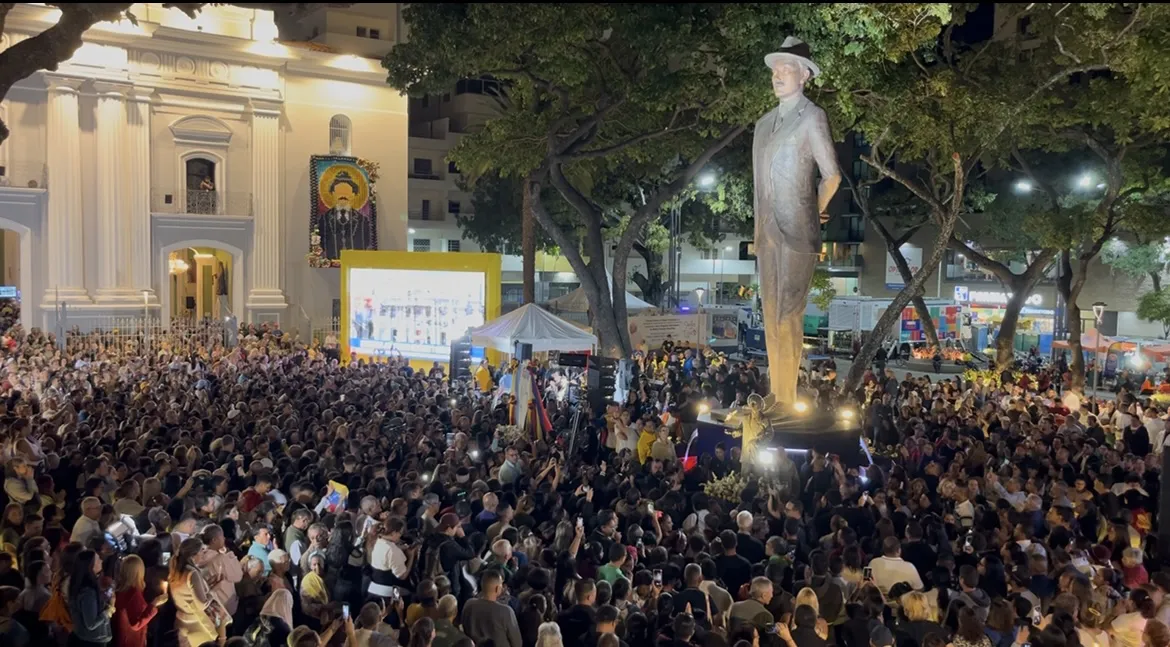 Persona asisten a la celebración por la canonización de José Gregorio Hernández y Carmen Rendiles, en la plaza La Candelaria de Caracas.