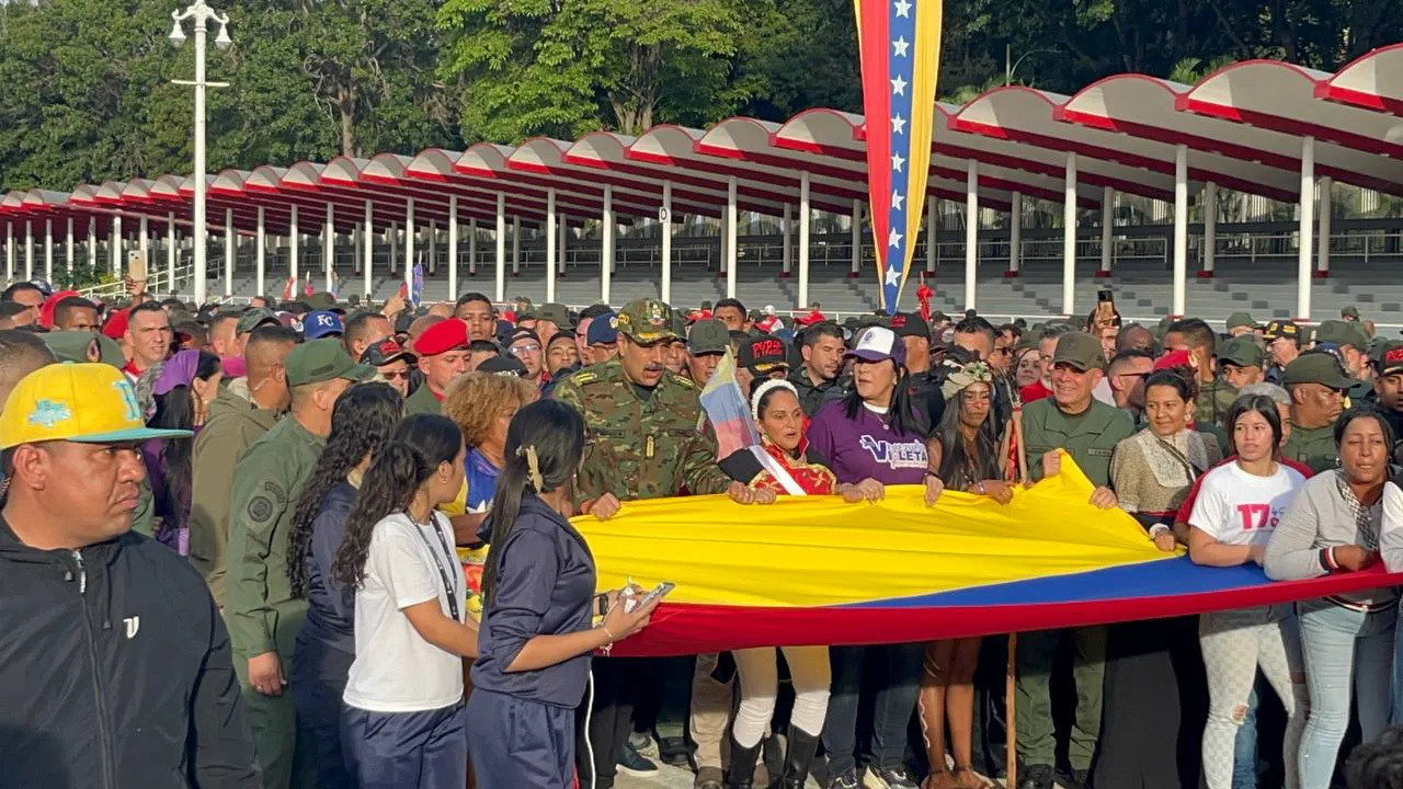 Maduro marcha junto al chavismo en las calles de Caracas.
