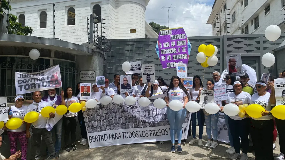 Familiares de presos políticos a las afueras de la Nunciatura Apostólica en Caracas