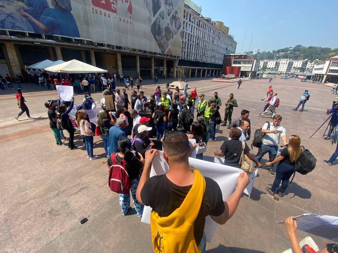 Familiares de niños y niñas pacientes de fibrosis quitica protestan en plaza Caracas.