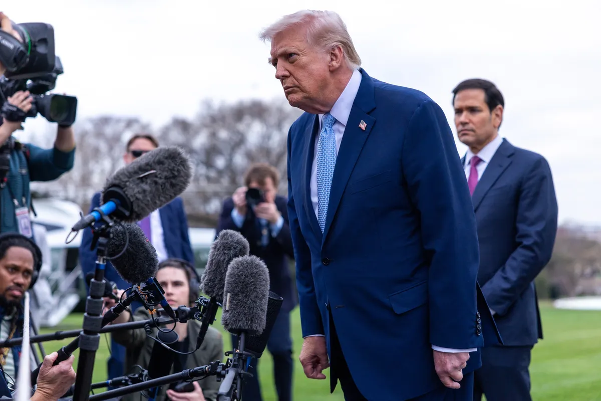 El presidente estadounidense Donald Trump con miembros de los medios de comunicación en el jardín sur de la Casa Blanca el 20 de marzo. Fotógrafo: Shawn Thew/EPA/Bloomberg