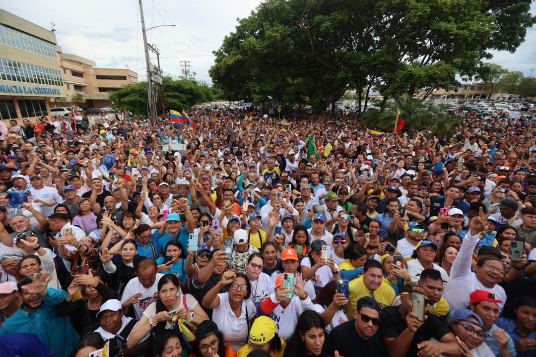 Personas se concentran en Ciudad Guayana por la visita de María Corina Machado. 
