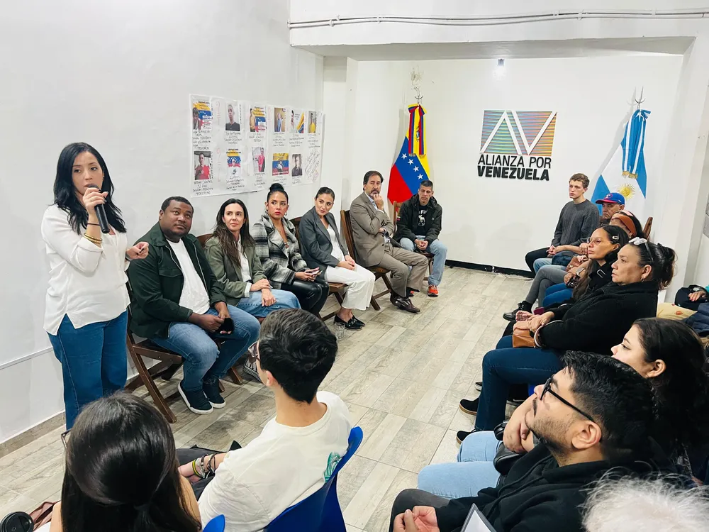 Asistentes en Argentina durante la proyección del documental “Hasta que vuelvan”