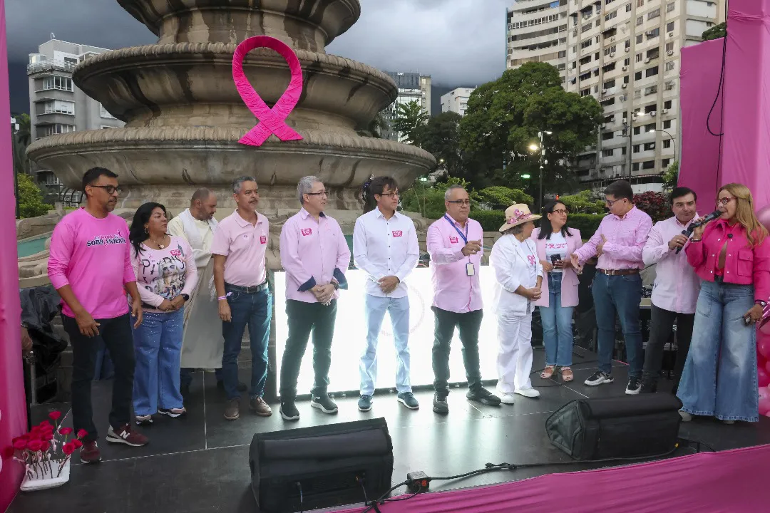 Chacao se viste de rosa con su tradicional encendido del Obelisco