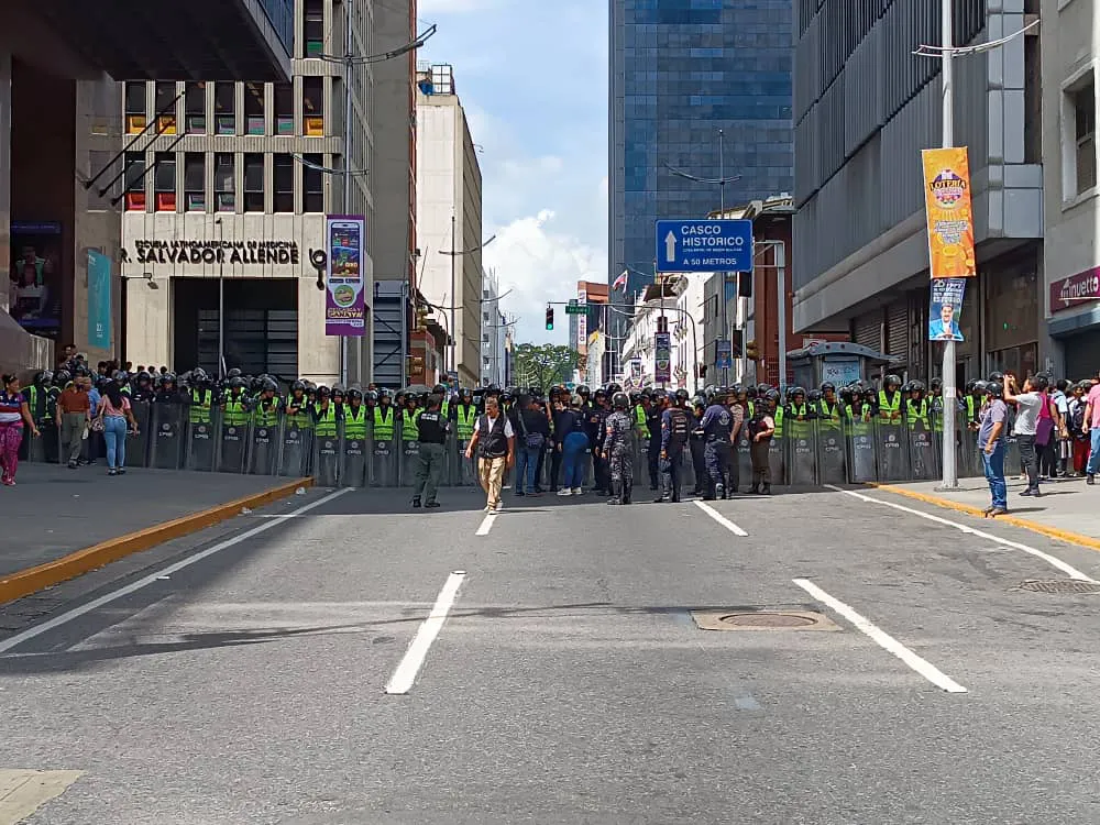 Protesta de trabajadores y jubilado Esquina El Chorro, Caracas. Foto contrapunto.com
