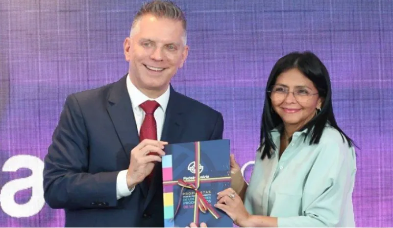 Orlando Camacho, presidente de Fedeindustria, junto a Delcy Rodríguez, vicepresidenta Ejecutiva.