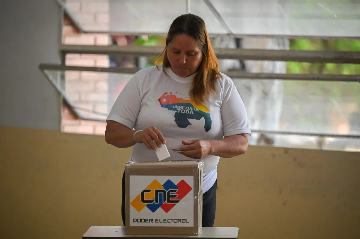 Una mujer vota en el simulacro del referendo consultivo sobre el Esequibo. Foto: Federico Parra / AFP
