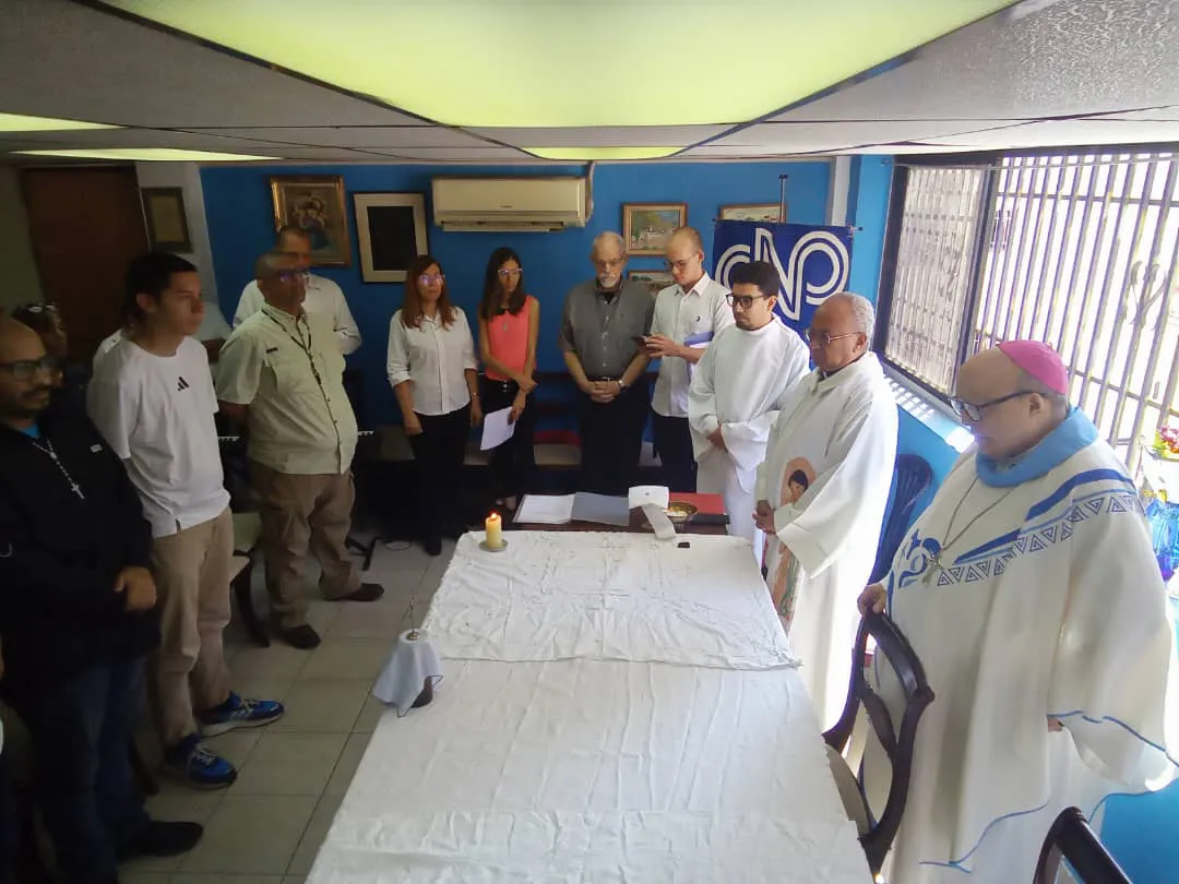 Periodistas excarcelados celebran en la sede del CNP Caracas.