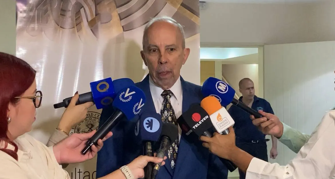 Víctor Rago, rector de la Universidad Central de Venezuela UCV.