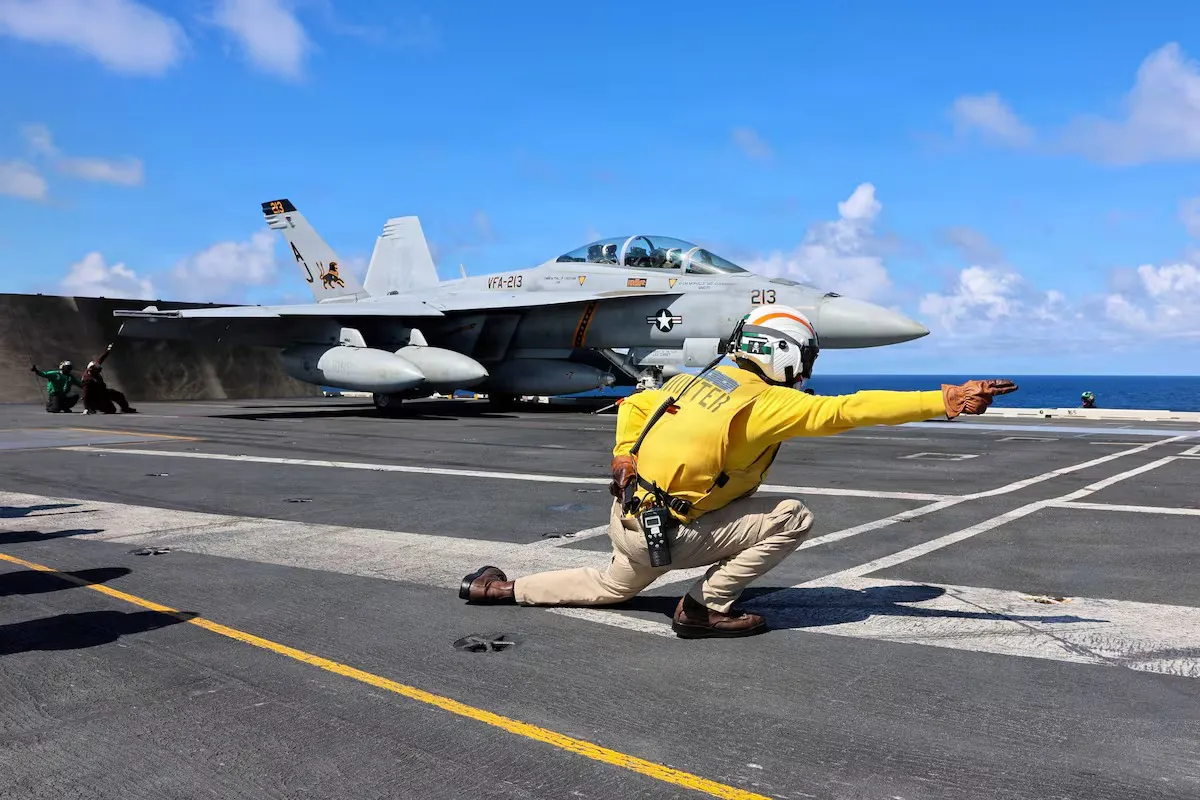 Un avión de combate F-18 estadounidense despega del portaaviones Gerald Ford. U.S. Navy (via REUTERS)