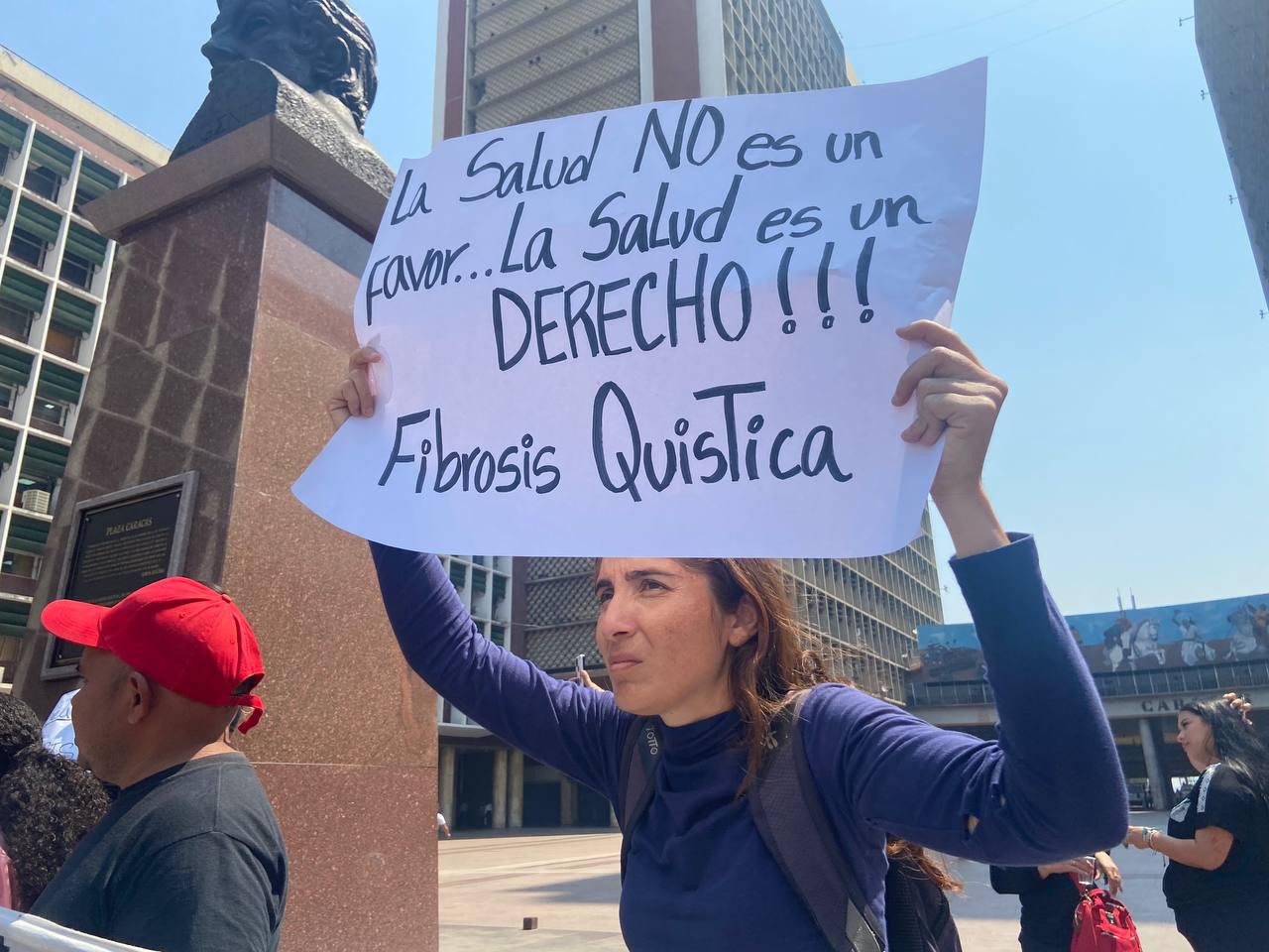 Familiares de niños y niñas pacientes de fibrosis quitica protestan en plaza Caracas.