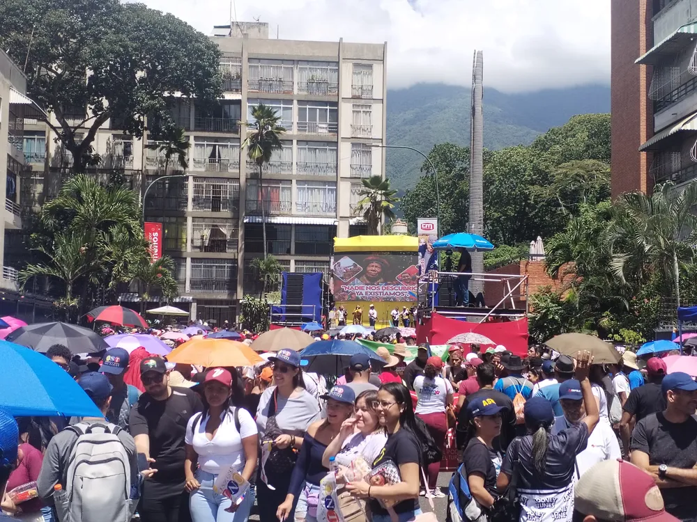 Marcha del chavismo por el día de la resistencia indigena. Foto: José Mireles Alcalá / ElMartilloVen