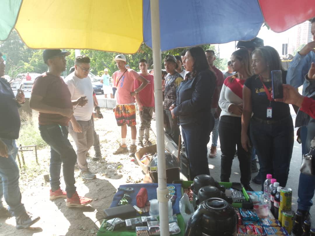 Carmen Meléndez, alcaldesa de Caracas con trabajadores de la economía informal. 