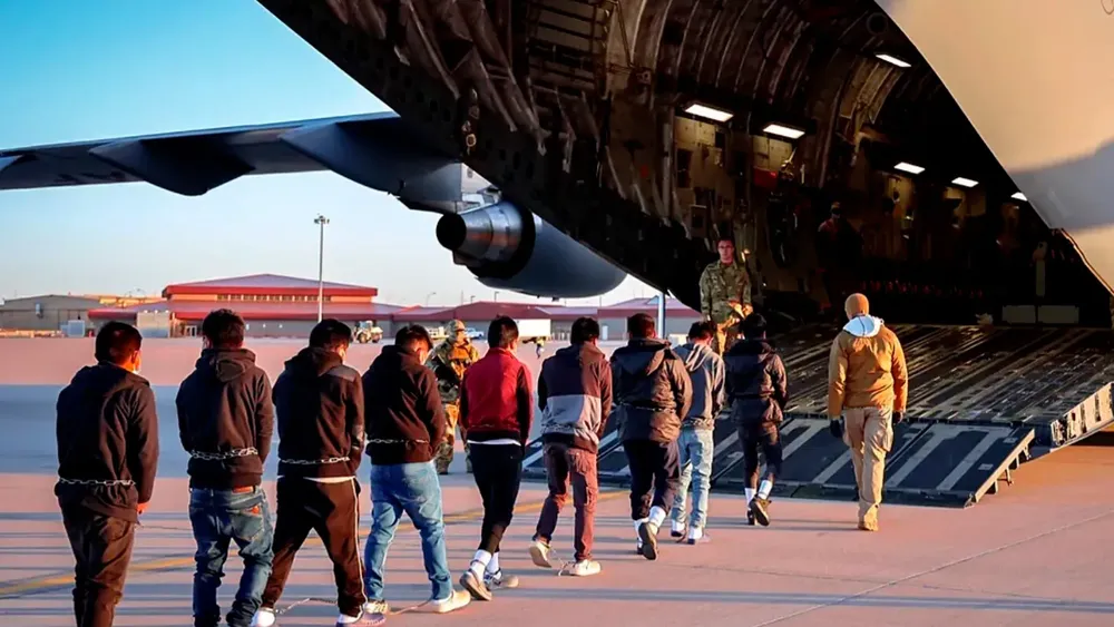 Migrantes mexicanos deportados, son trasladados en aviones de la Fuerza Aérea de EEUU. 