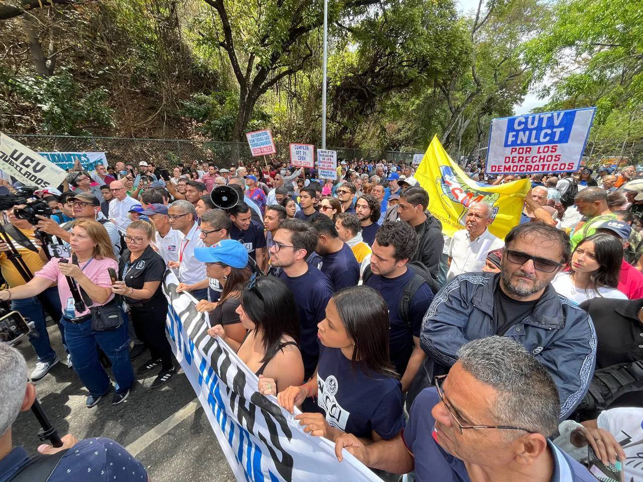 Gremios universitarios de la UCV protestan en la salida de la Puerta Tamanaco de la Ciudad Universitaria de Caracas.