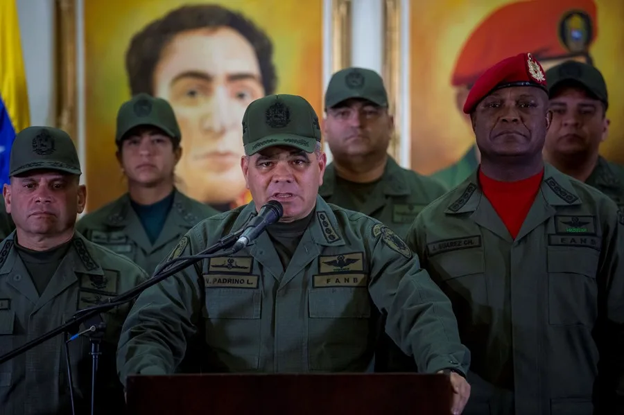 Fotografía de archivo del ministro de Defensa de Venezuela, Vladimir Padrino López (c). EFE/Miguel Gutiérrez