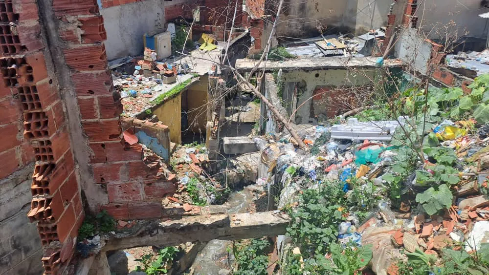Denuncian viviendas en Alto Riesgo por colapso de la Quebrada La Prospera en Artigas