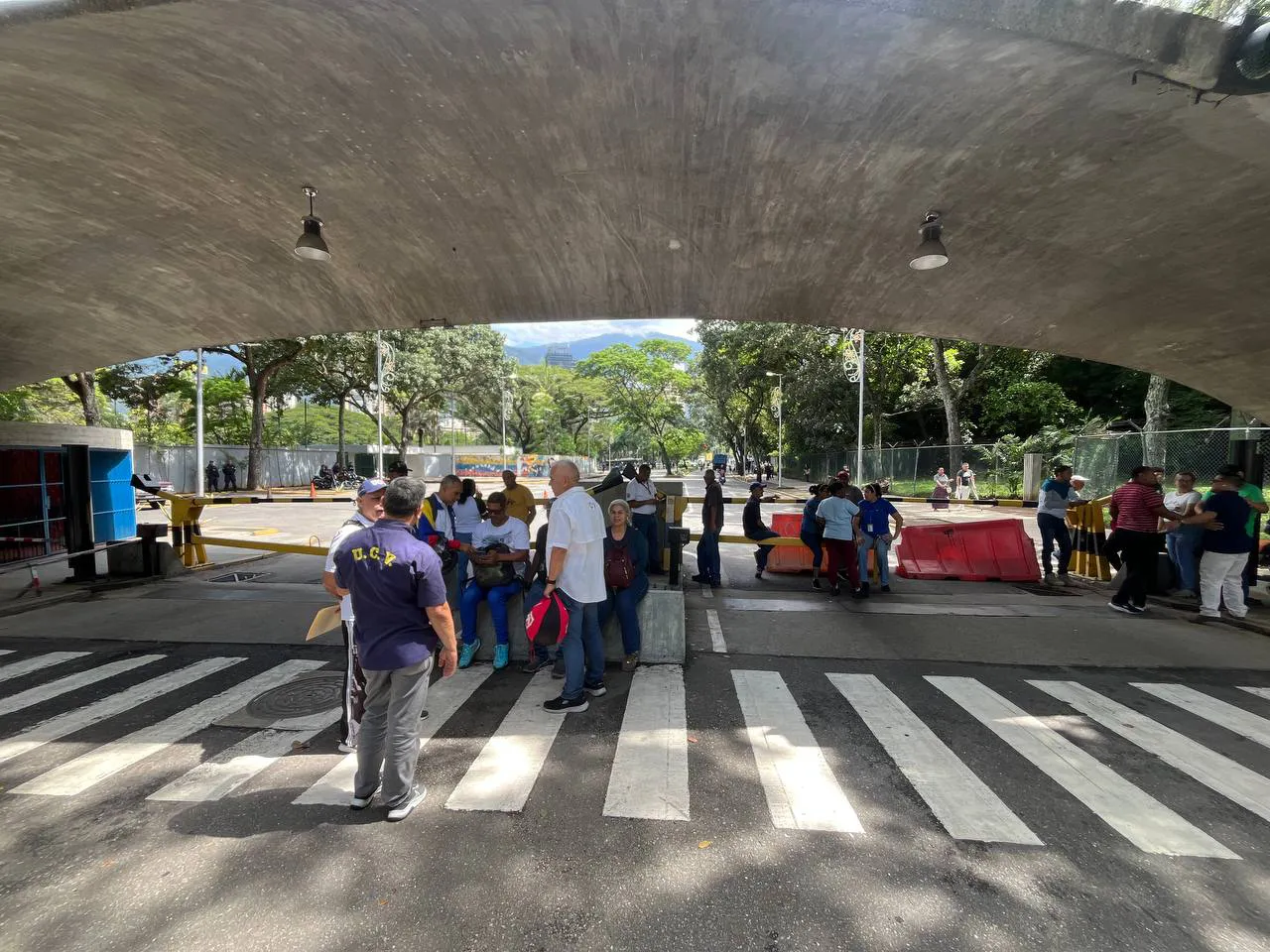 Trabajadores de la UCV protestan en la puerta Tamanaco. Foto: ElMartilloVen.