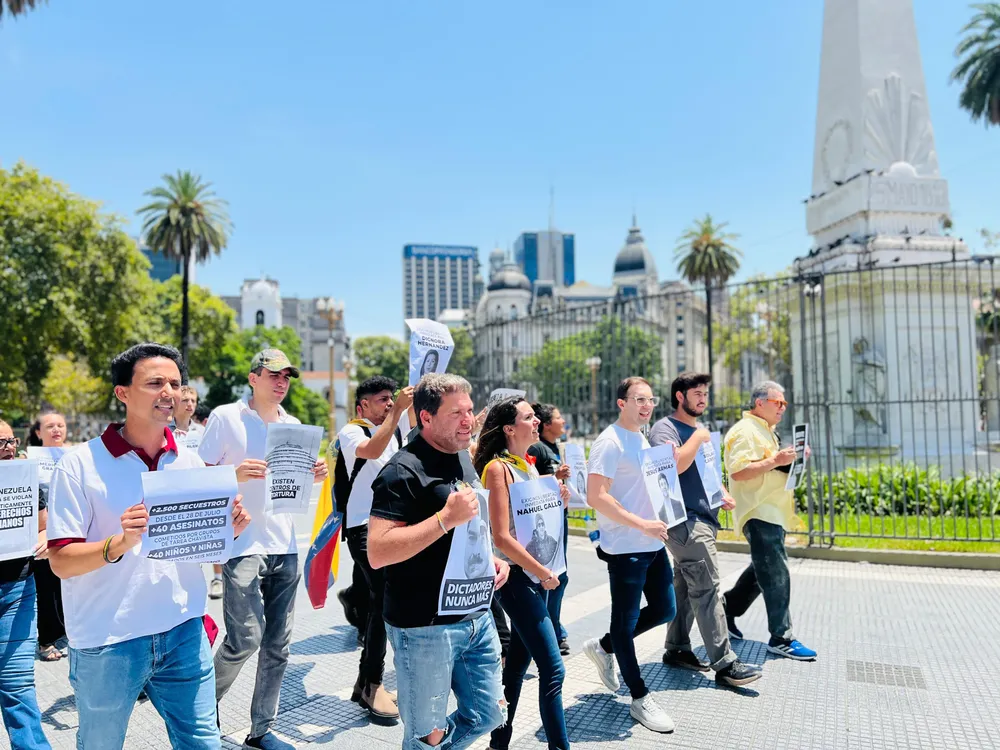 Protestas de venezolanos en Argentina exige libertad de presos políticos.