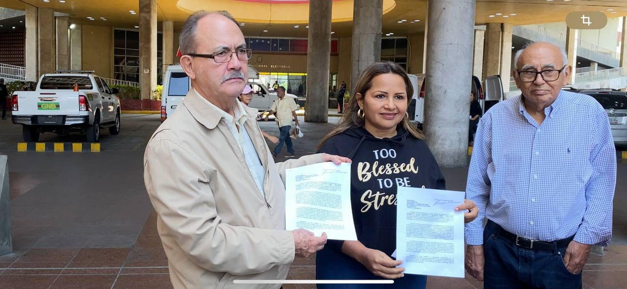 Representantes del Movimiento Futuro y del Movimiento al Socialismo MAS