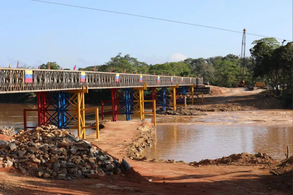 Puente sobre el río Cuyuní, en la Isla Anacoco, territorio del estado Guayana Esequiba. Foto: Prensa FANB.