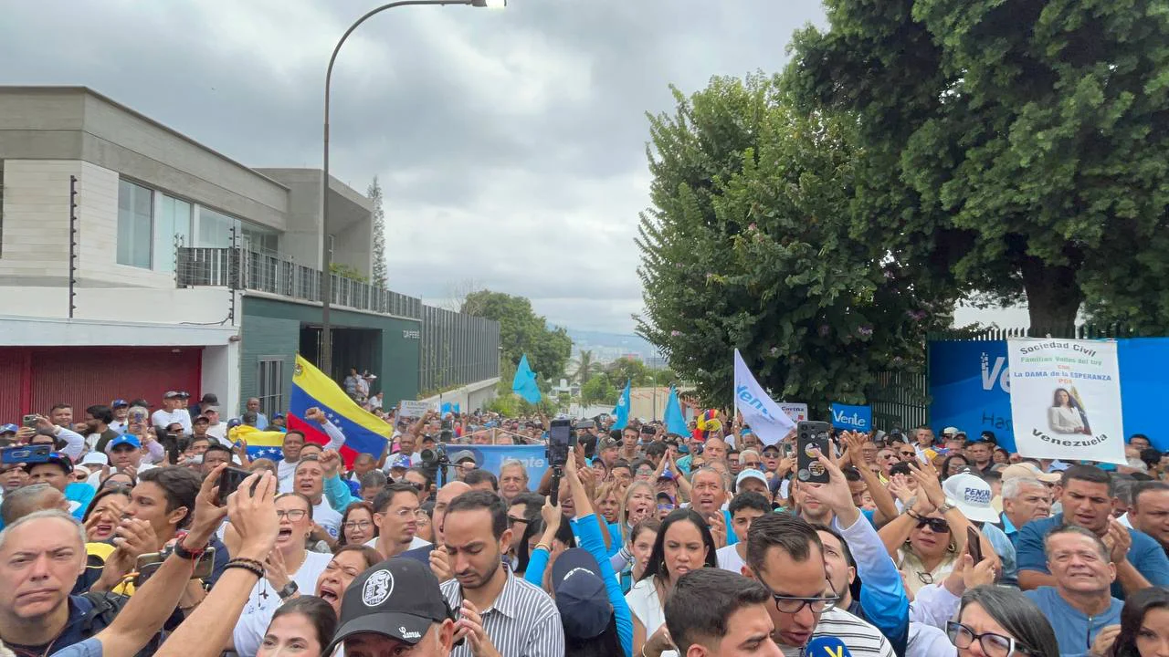 Militantes de Vente Venezuela abren las puertas de su sede nacional la Quinta El Bejucal.