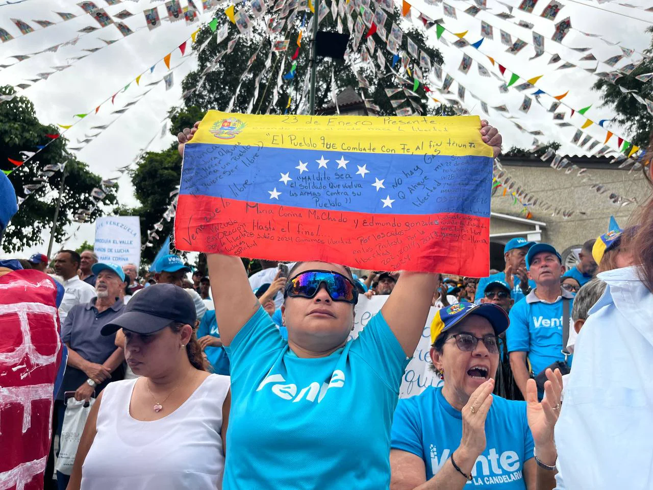 Miembros del movimiento Vente Venezuela celebran su 14 aniversario.