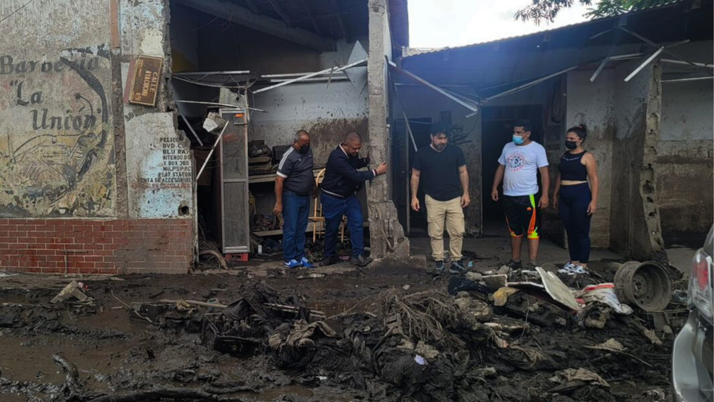 Daniel Ceballos, candidato presidencial del partido Arepa Digital visita zonas afectadas de Comanacoa.