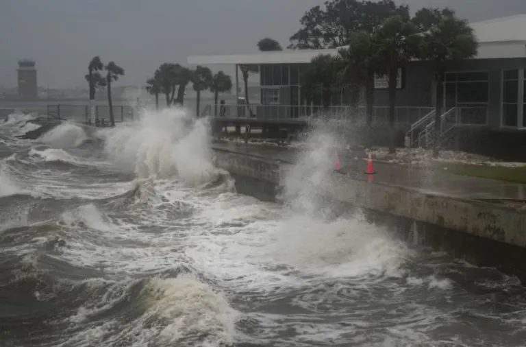 Las olas chocan a lo largo del muelle de St. Pete en San Petersburgo, Florida, mientras se espera que el huracán Milton
