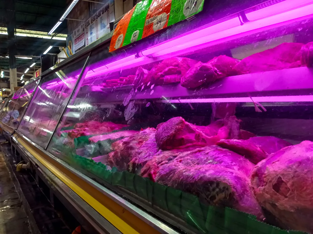 Carnes Rojas en mostrador del Marcado Municipal de San Martí, en Caracas - Foto: José Mireles Alcalá / ElMartilloVen