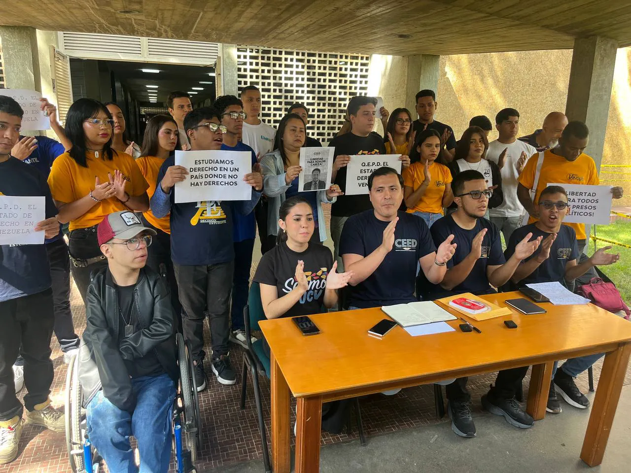 Estudiantes de la Escuela de Derecho UCV, protestan por los presos políticos