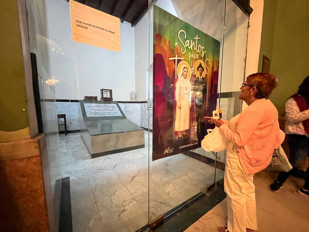 Persona asisten a la celebración por la canonización de José Gregorio Hernández y Carmen Rendiles, en la plaza La Candelaria de Caracas.