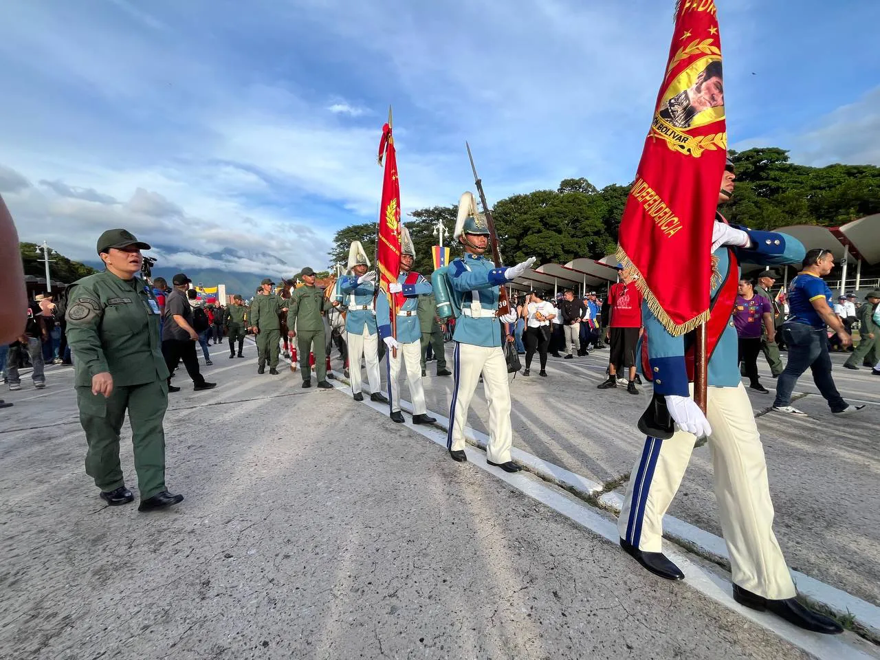 Maduro marcha junto al chavismo en las calles de Caracas.