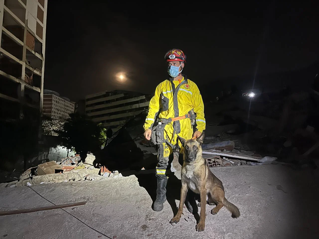 Luis Arteaga, rescatista español de la USAR 13, junto a su perro Covid. Foto: Mario Flores / ElMartilloVen