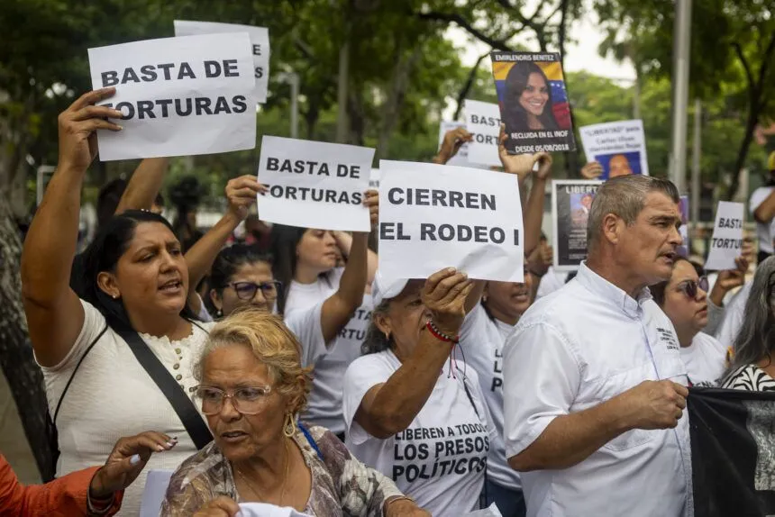  Familiares de presos políticos sostienen carteles durante una protesta en las inmediaciones del Ministerio Público. Foto: Agencia EFE