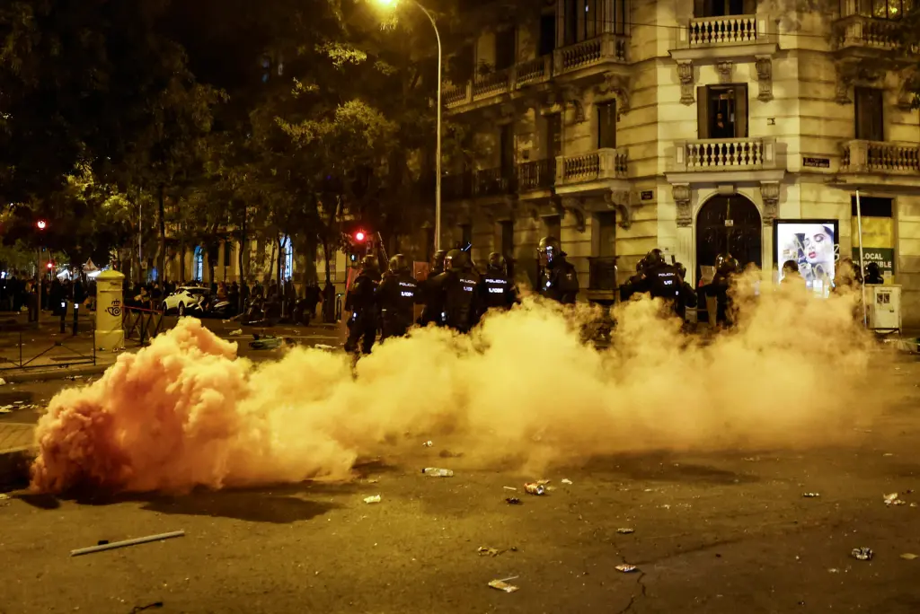 MADRID, 07/11/2023.- Altercados tras la manifestación convocada contra la amnistía, este martes frente a la sede del PSOE en Ferraz, en Madrid. EFE/SERGIO PÉREZ